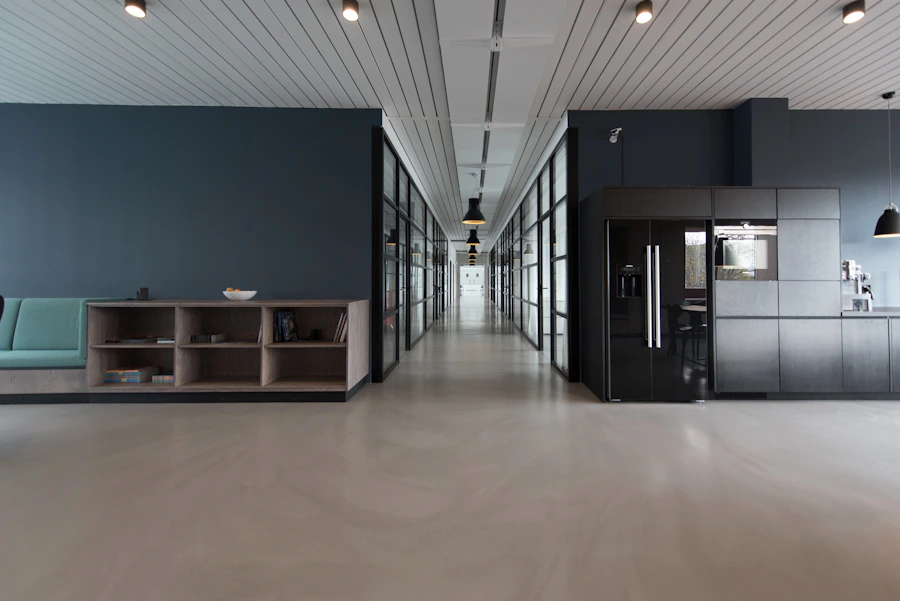 Espaço de trabalho silencioso com mesa organizada e luz natural, sem pessoas